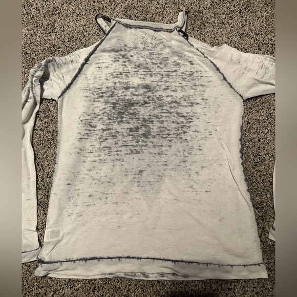 Distressed open shoulder shirt - Picture 3 of 4